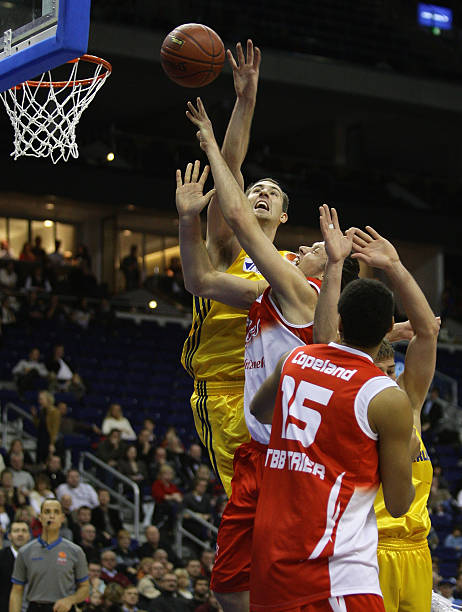 湖人险胜步 湖人险胜步